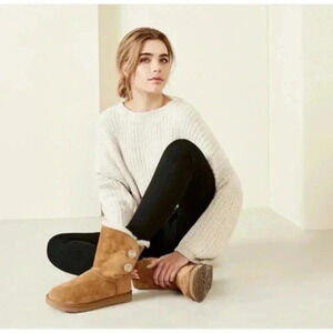 Ugg boots witb  turnlock